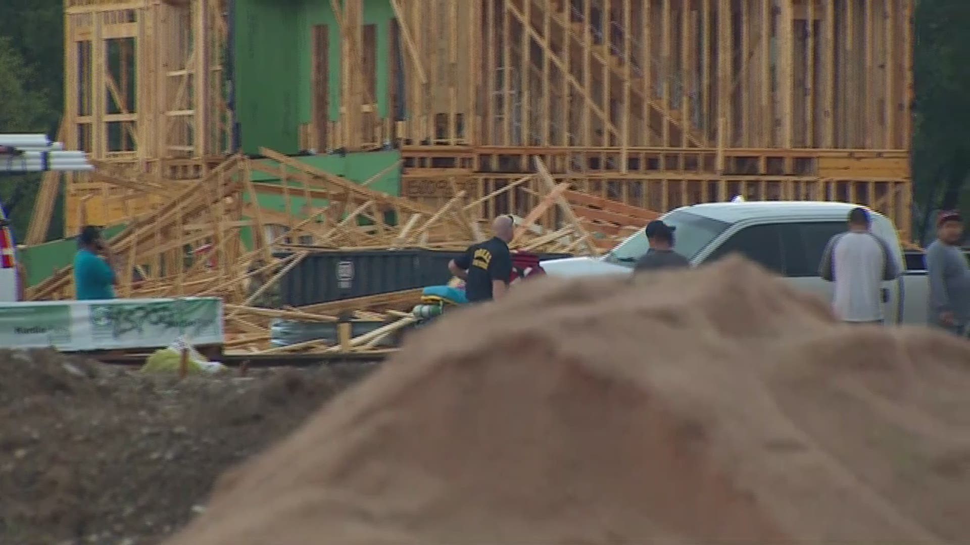 RAW VIDEO: Townhouse under construction collapses in West Dallas