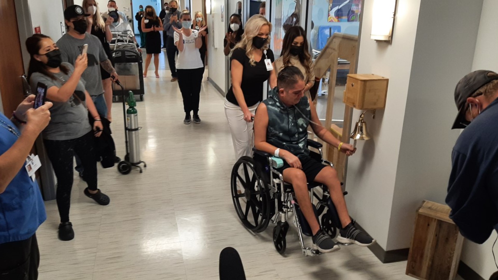 Hugo Miranda has been battling COVID-19 for five very long months. On Thursday, he returned home in the arms of friends and family.