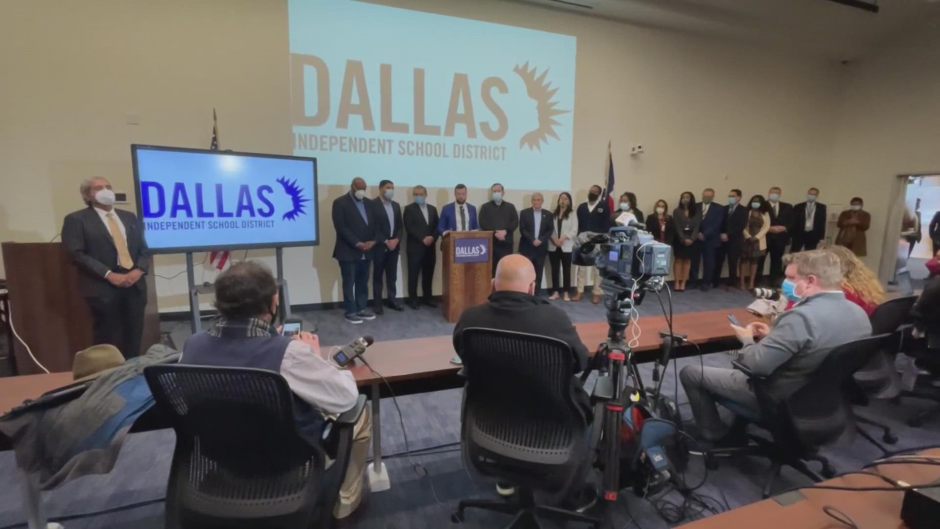 Fort Worth ISD Superintendent Kent Scribner announced his exit just a day after Dallas ISD Superintendent Dr. Michael Hinojosa.