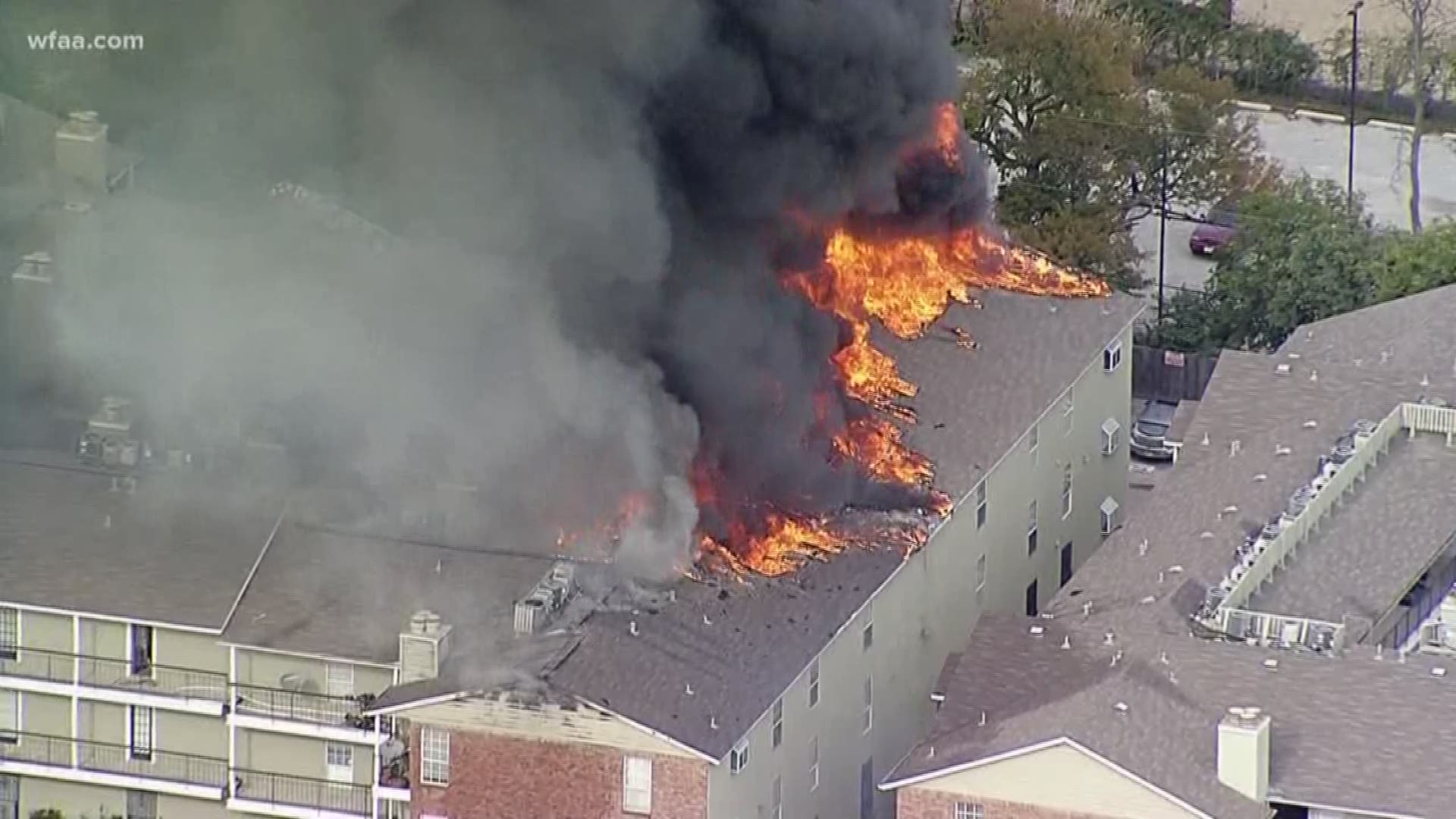 Fire destroys apartment complex in Dallas