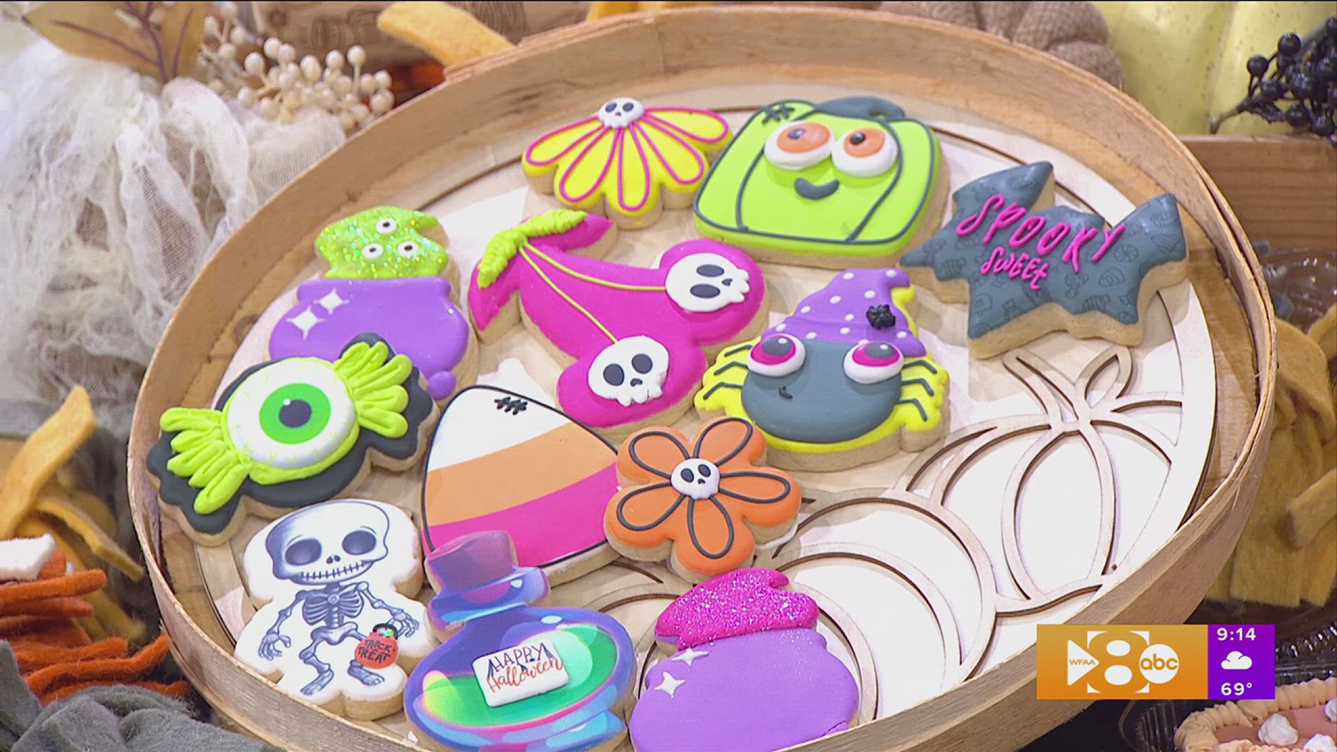 Mandy Moreno from Cookie Whipped shows us how to create Halloween themed cookies.