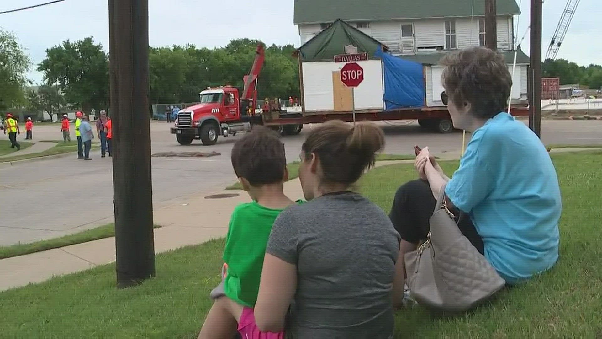 Crews move historic home through Grapevine