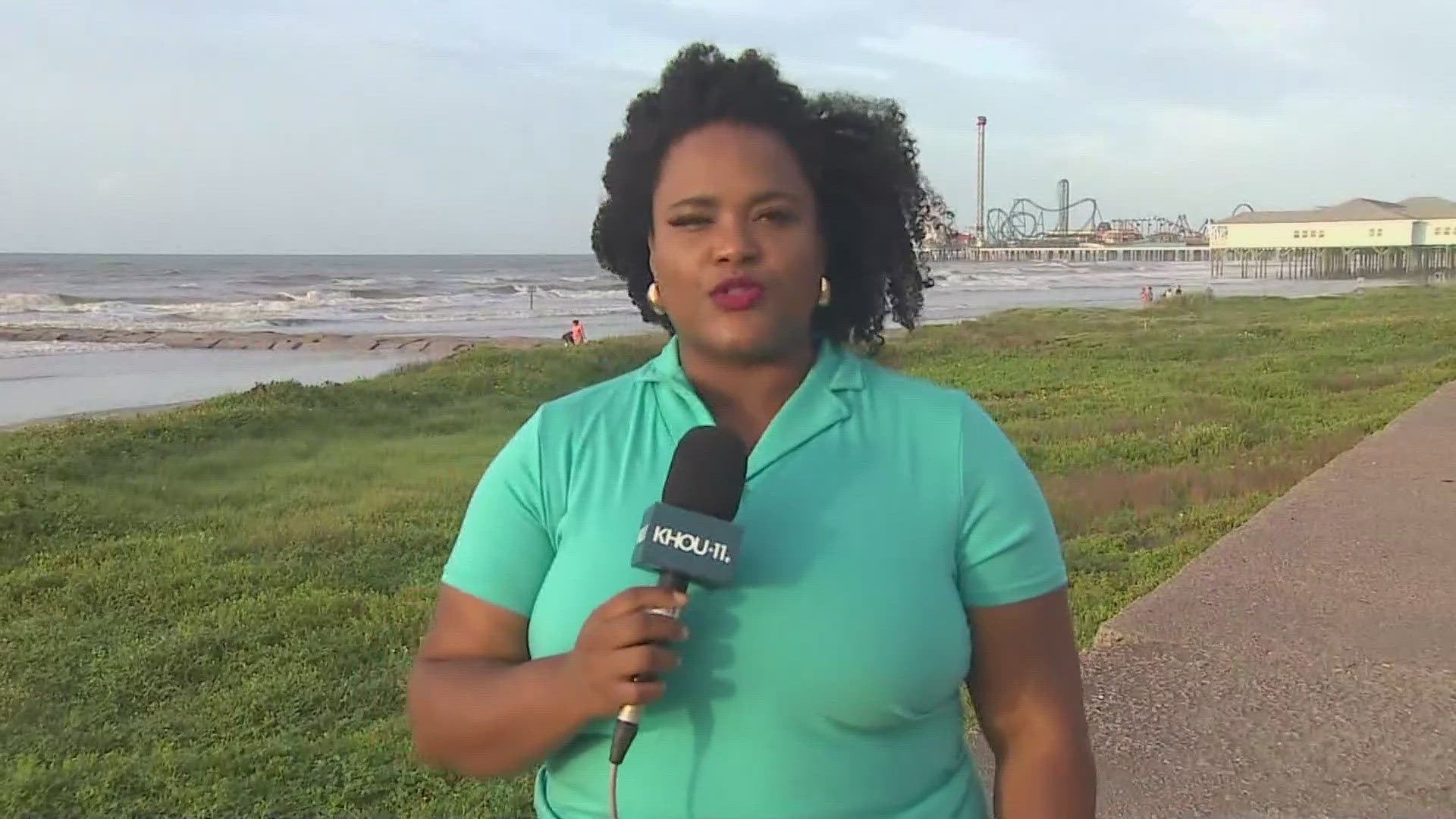 KHOU reporter Katiera Winfrey reports from the coast before Beryl makes landfall.