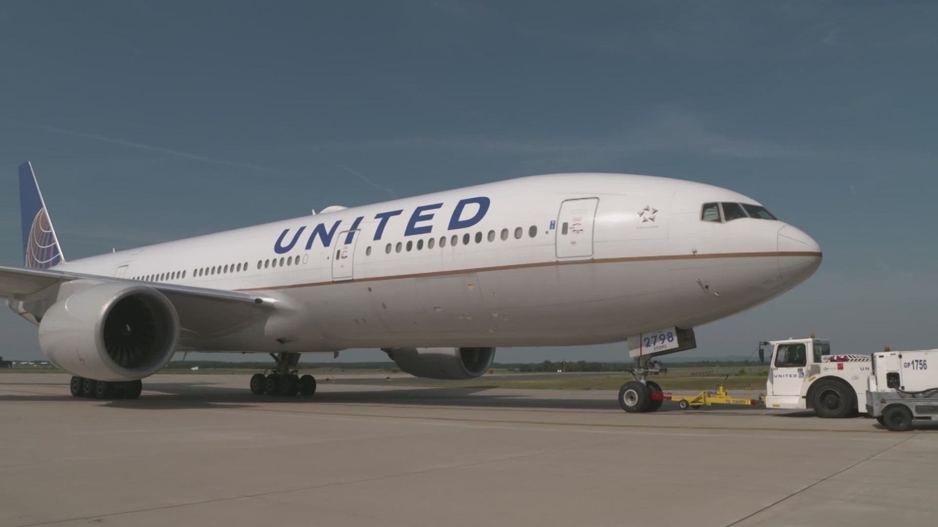 Federal officials said United crews had been unable to contact airline dispatchers through normal means.