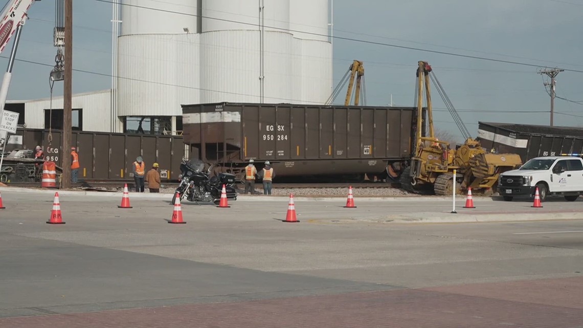 Roanoke, Texas train derailment shuts down U.S. 377 southbound