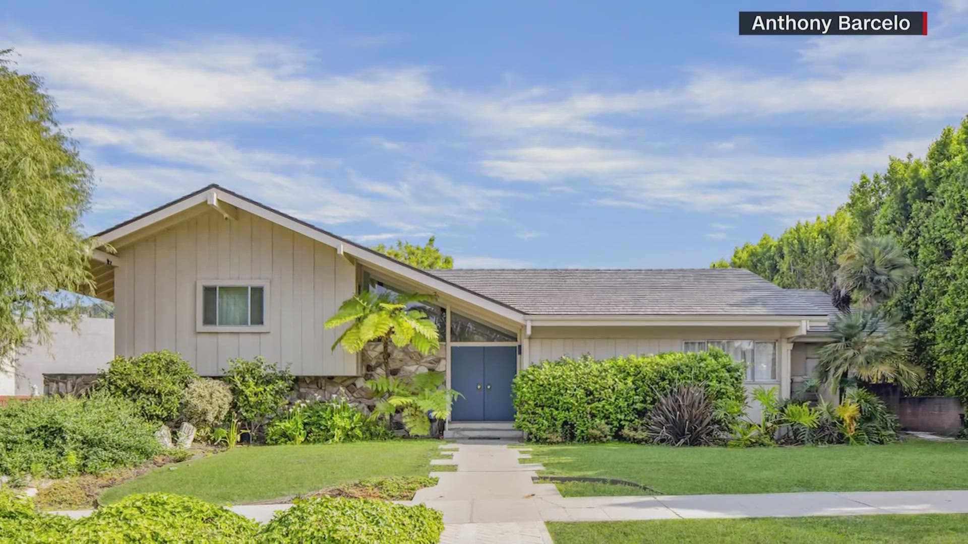The inside of the five-bedroom, five-bathroom home was renovated by HGTV to look just like "The Brady Bunch" set.