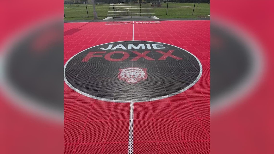 Jamie Foxx donates a basketball court in Terrell wfaa com