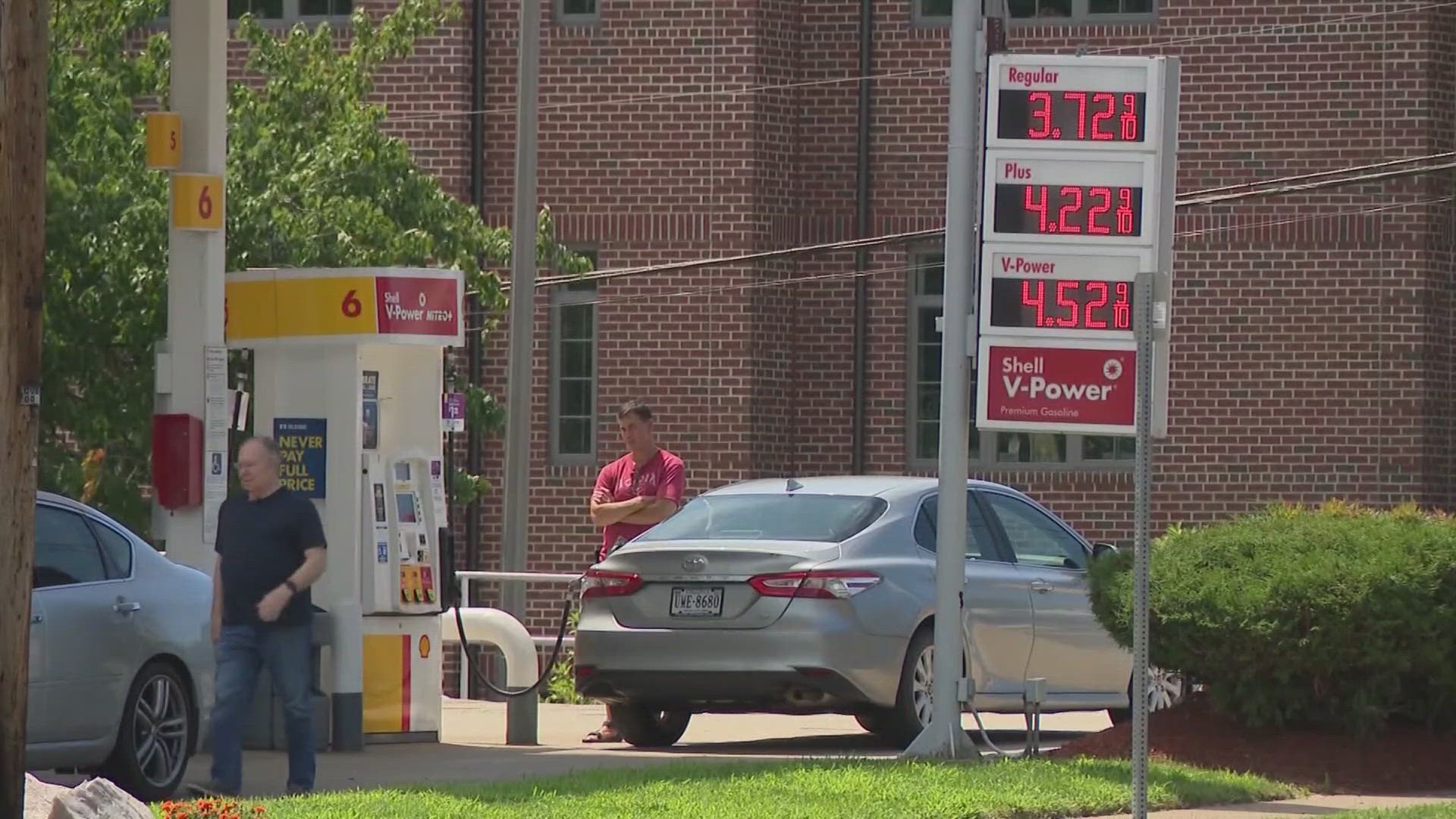 Drivers in 10 states, include Texas, are paying less than $3 a gallon on average.