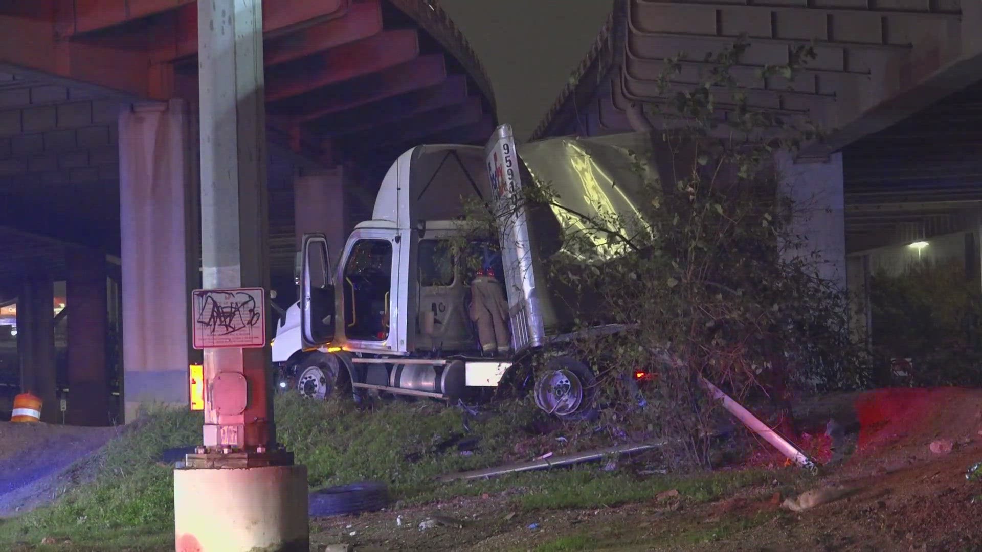 18 Wheeler Falls Off Overpass In Downtown Dallas 2562