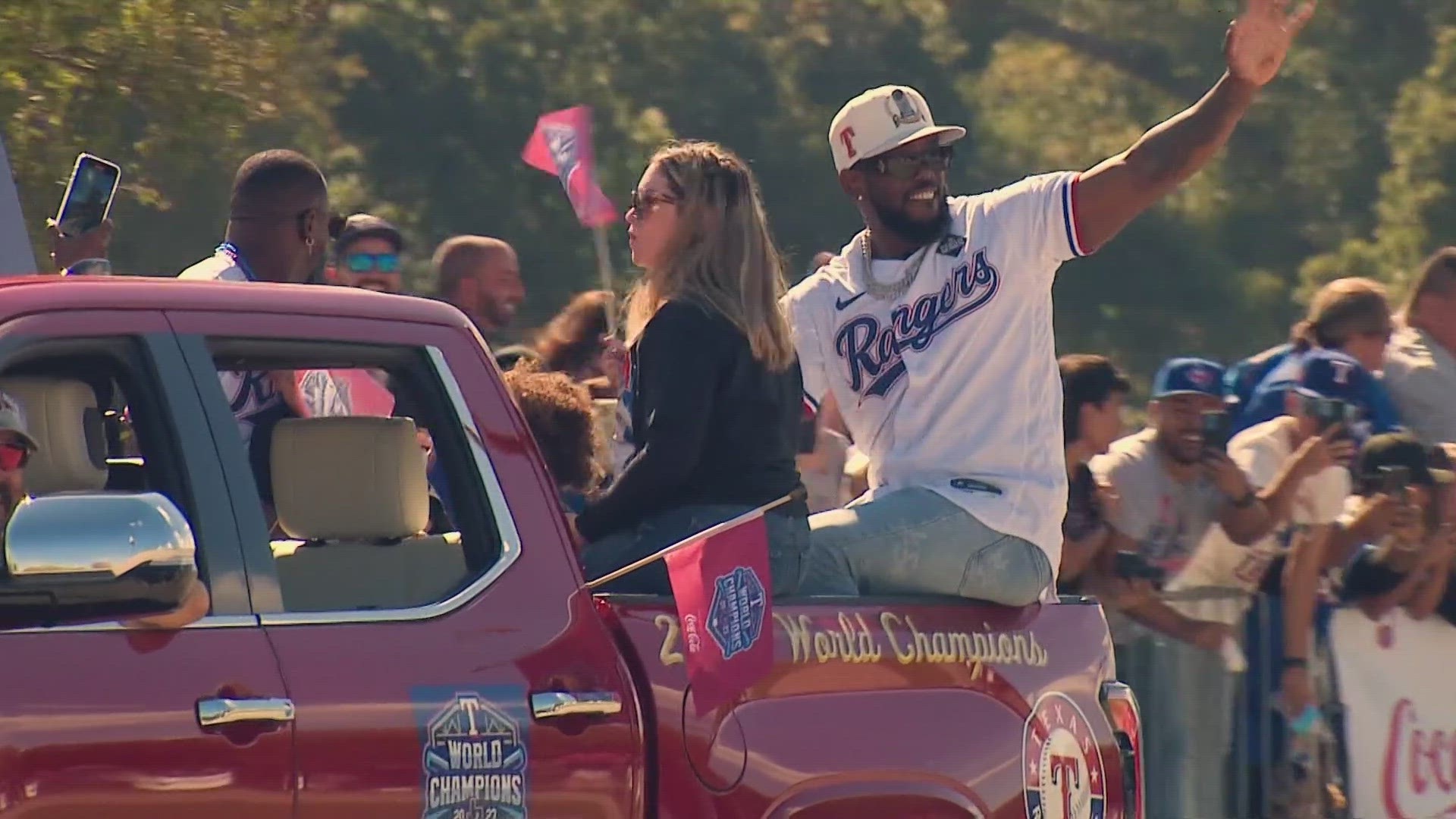 Thousands pack the streets for Texas Rangers World Series parade