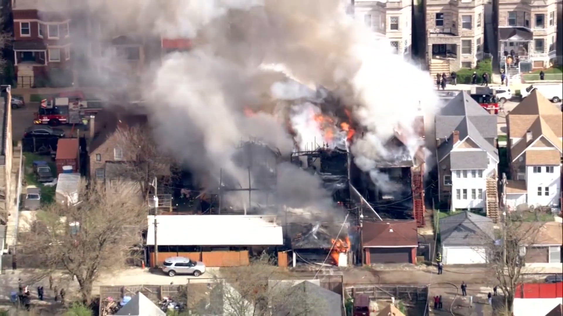 100 firefighters battle massive blaze in Chicago | wfaa.com