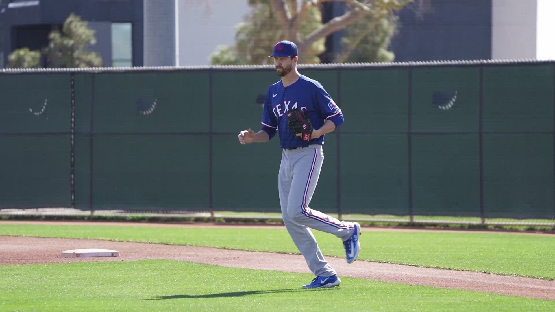 Jacob deGrom throws live batting practice for Texas Rangers