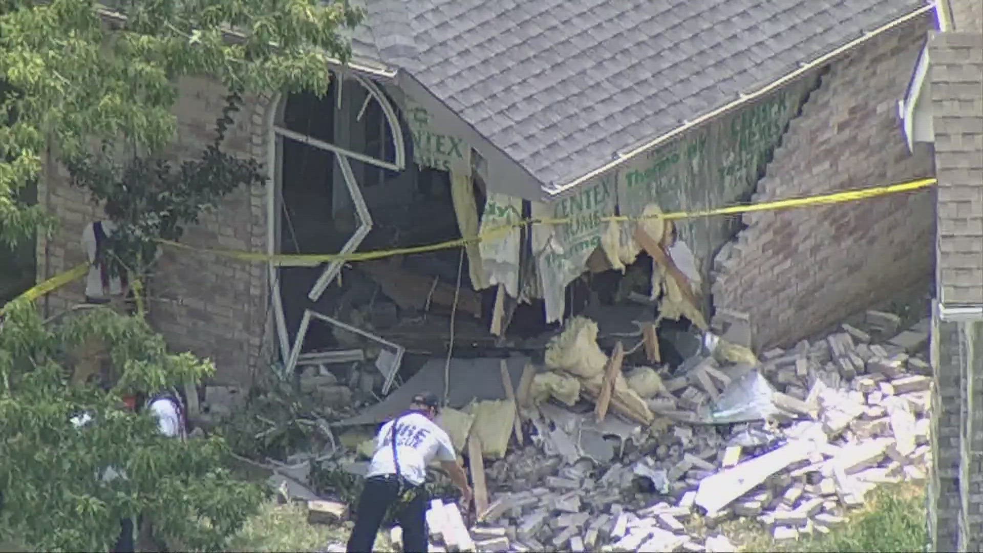car-crashes-into-north-texas-home-wfaa