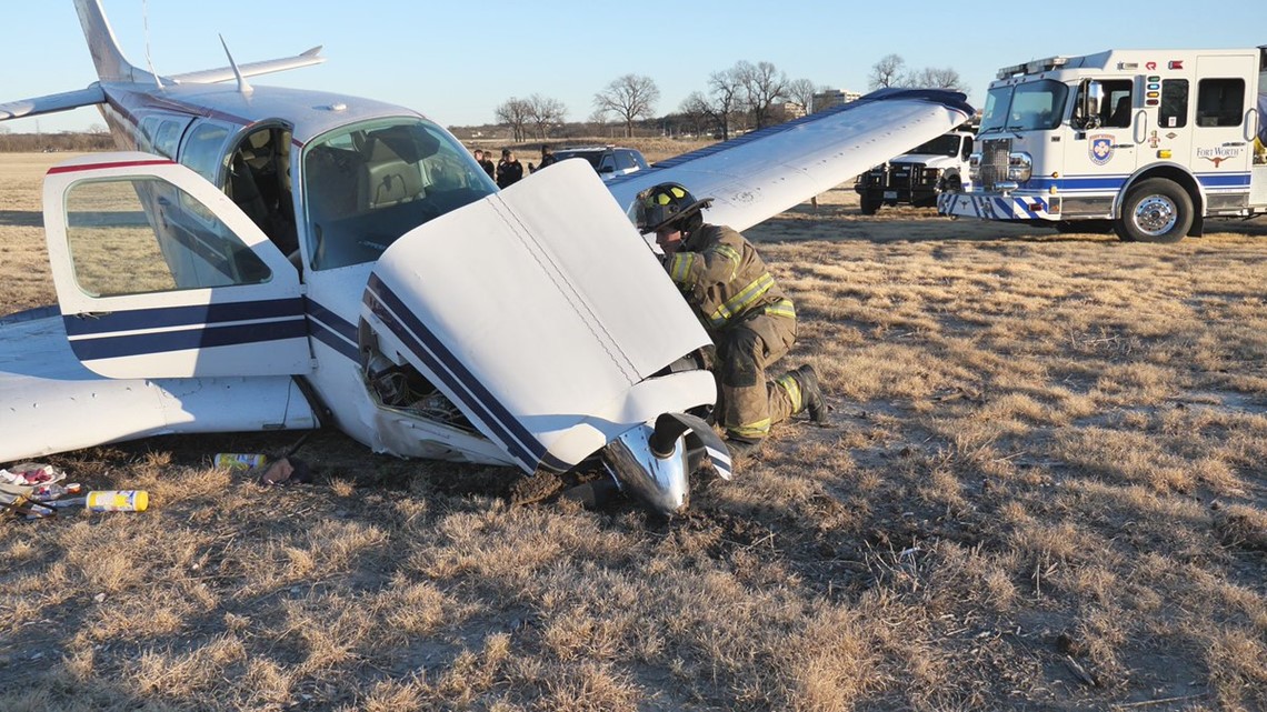 1 injured after small plane crashlands in Fort Worth