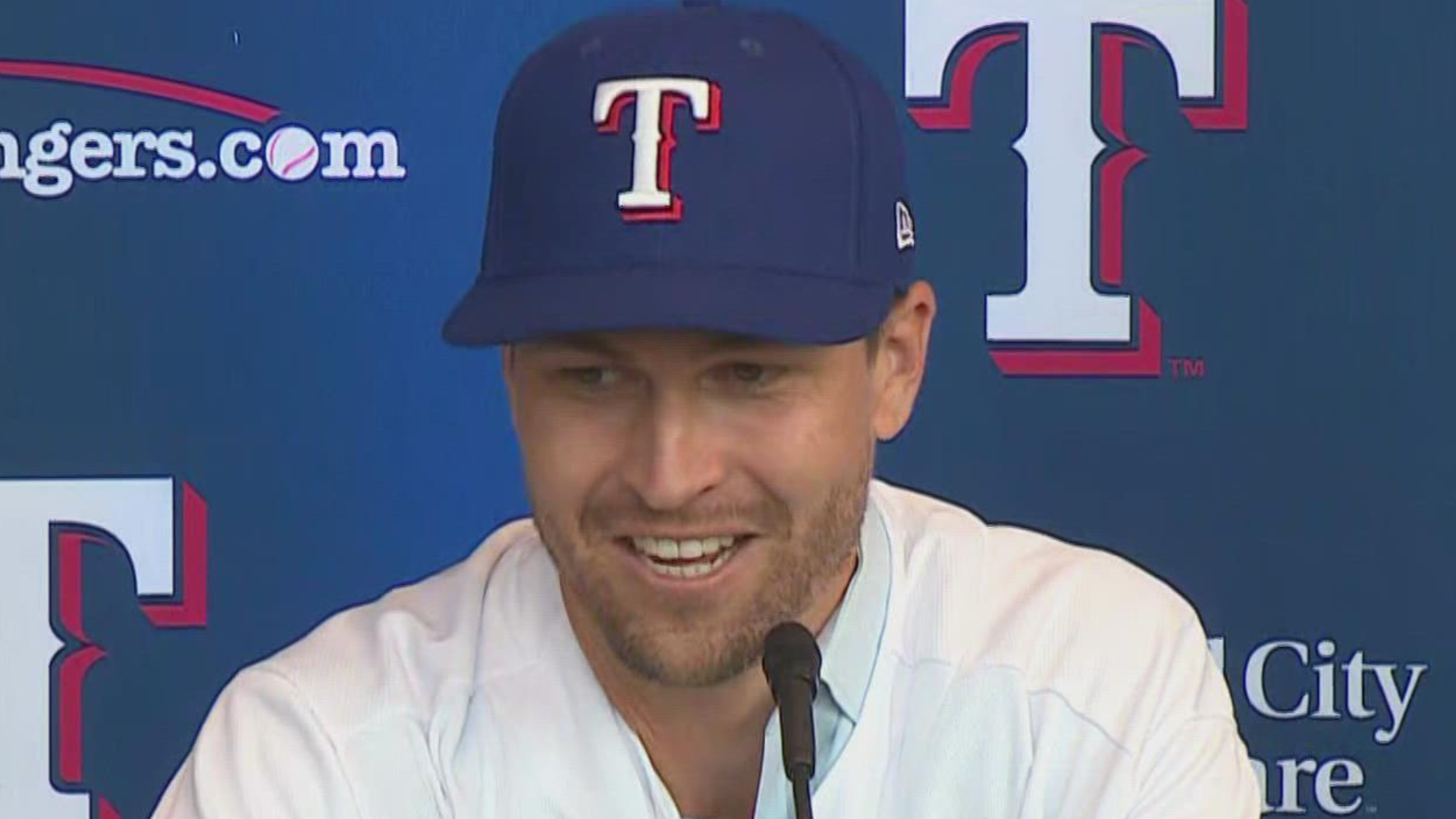 Rangers pitcher deGrom signs autographs at fan fest