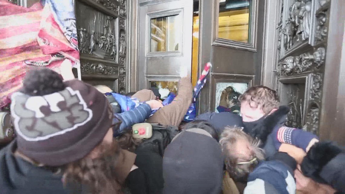 Arlington man charged in Capitol riot - Vimarsana News