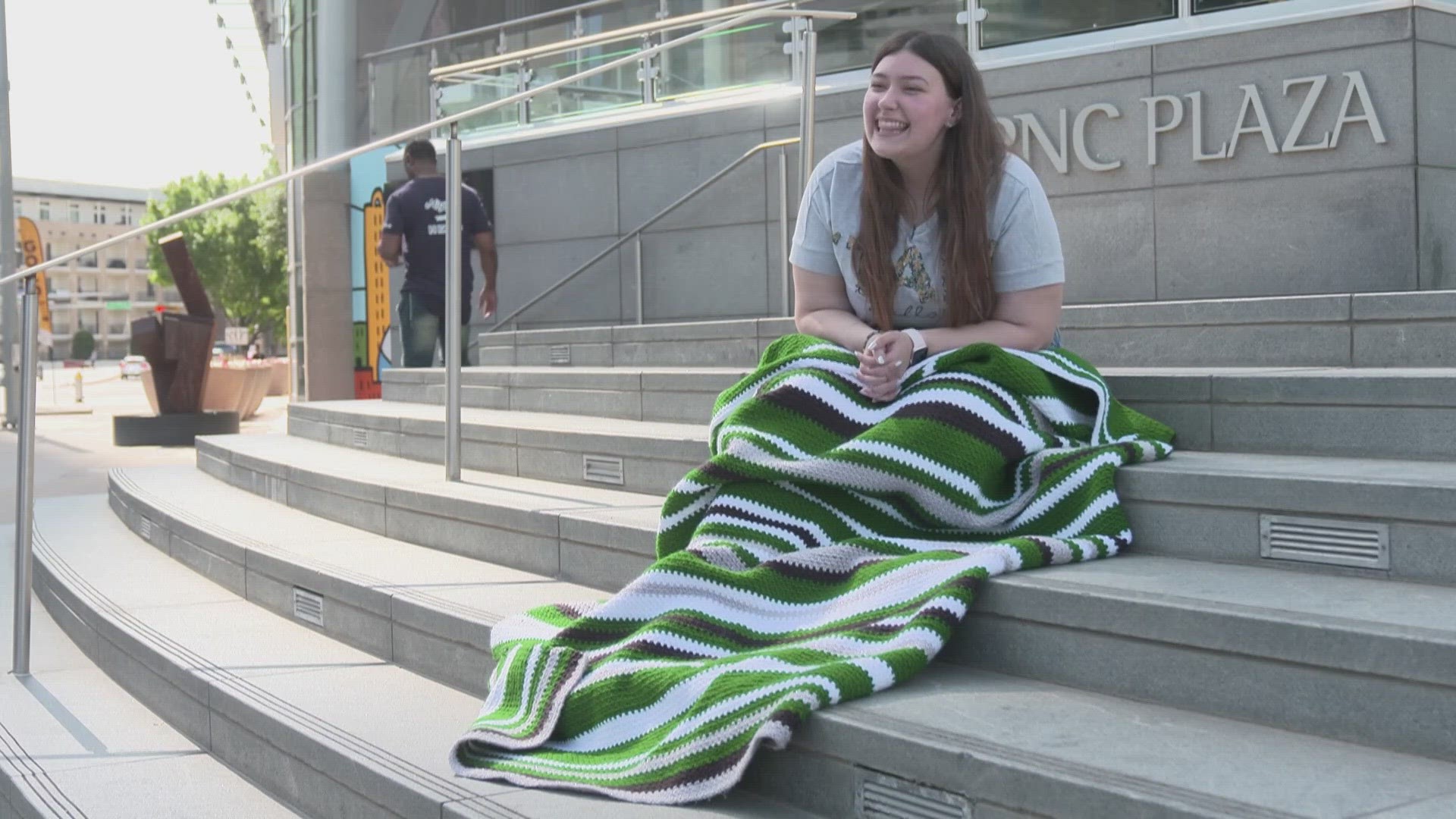 Since October, Zoe Hill has been crocheting a blanket to represent the wins and losses recorded by the Stars all season. The $100 of yarn became beloved by fans.