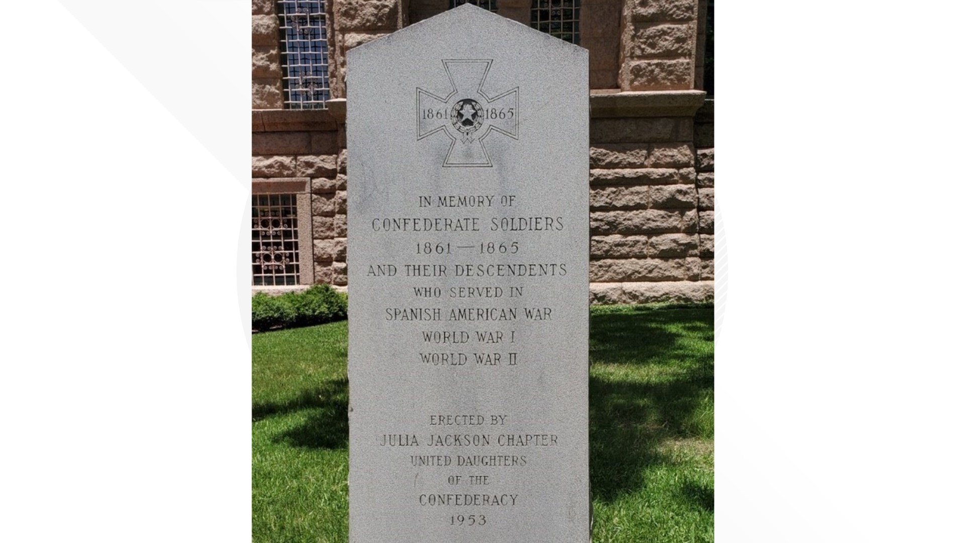 In a vote of 4-0, Tarrant County commissioners voted Tuesday to remove a monument erected by the United Daughters of the Confederacy.