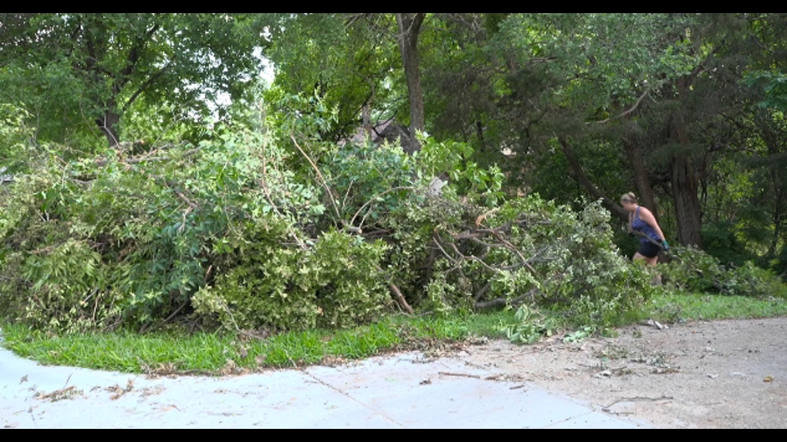 East Dallas residents face third day of no power - Vimarsana News