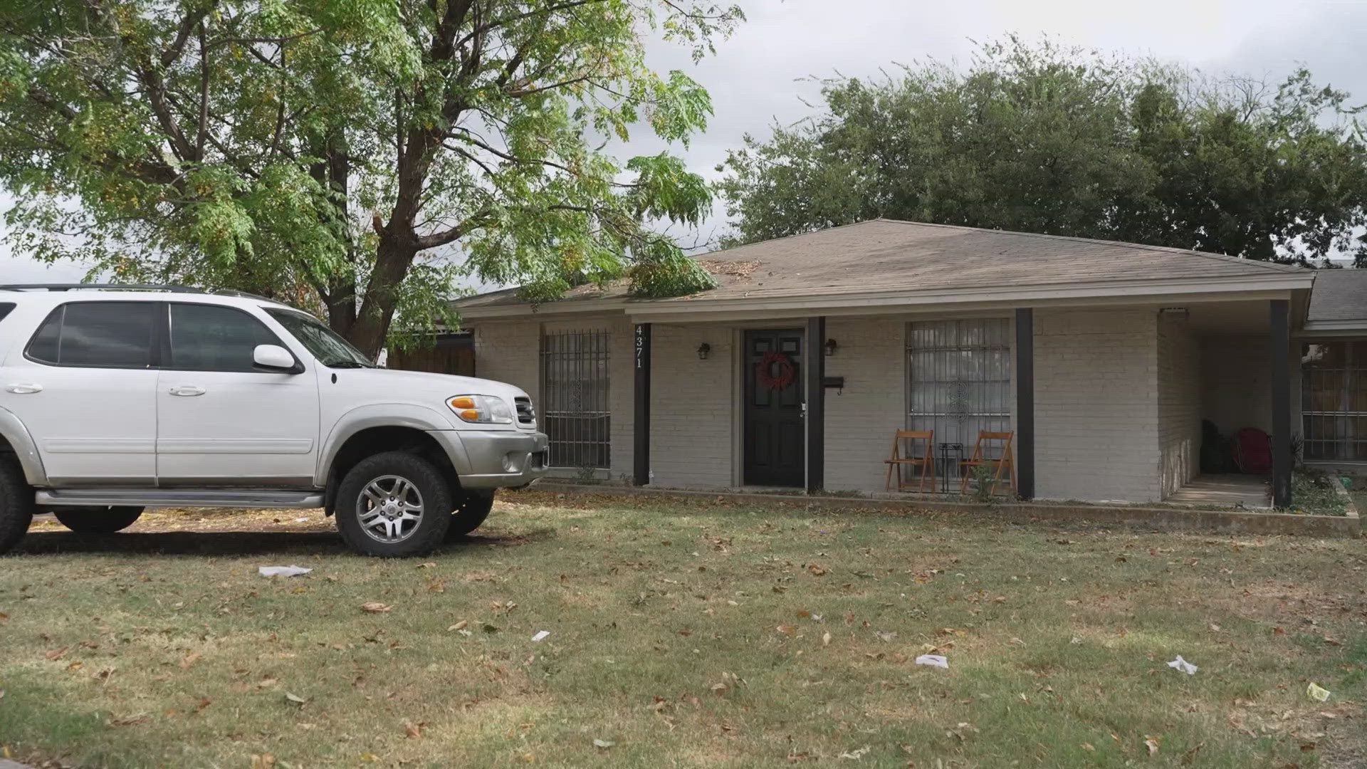 A Fort Worth, Texas family says they were jolted awake by a man who was trying to break into their home.