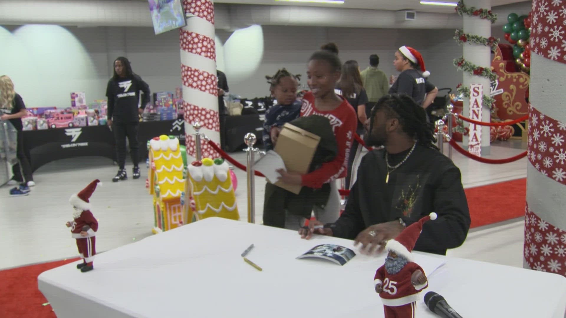 Trevon Diggs celebrates Christmas at Dallas homeless shelter | wfaa.com