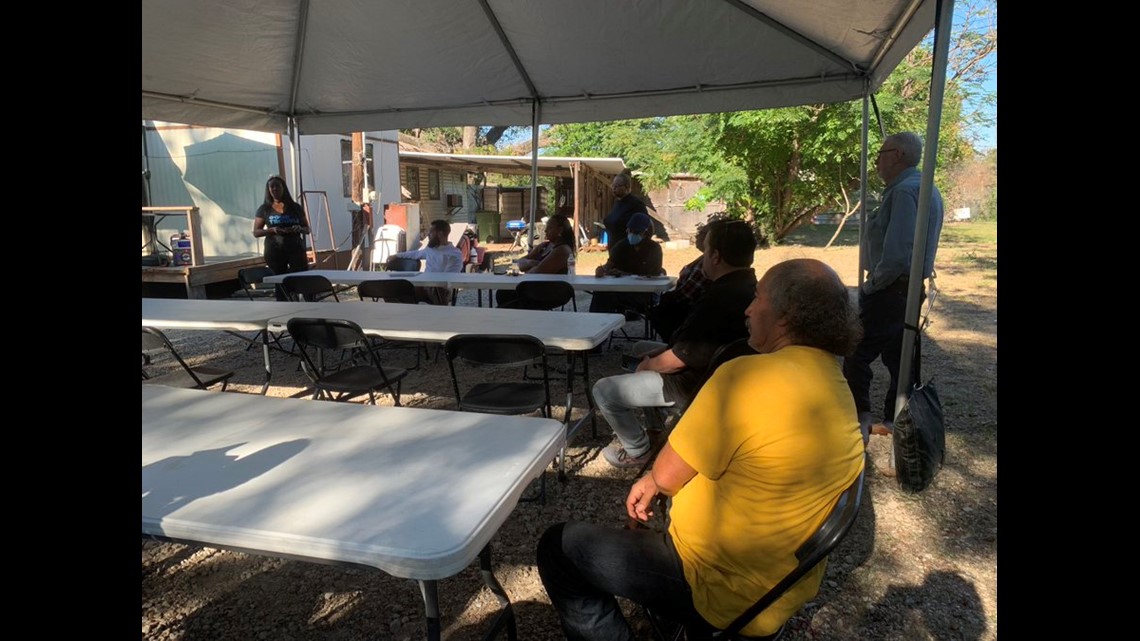 Agencies meet with Dallas community in hopes of getting water | wfaa.com