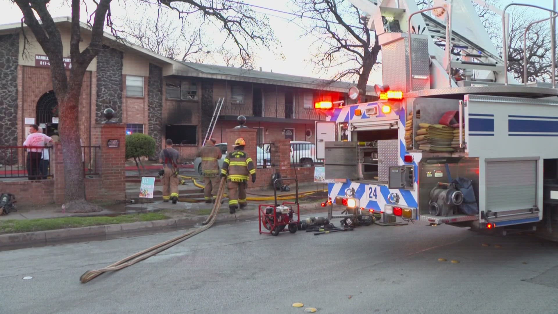 Firefighters responded to an apartment building in Southeast Fort Worth shortly after 6:15 p.m. Thursday.