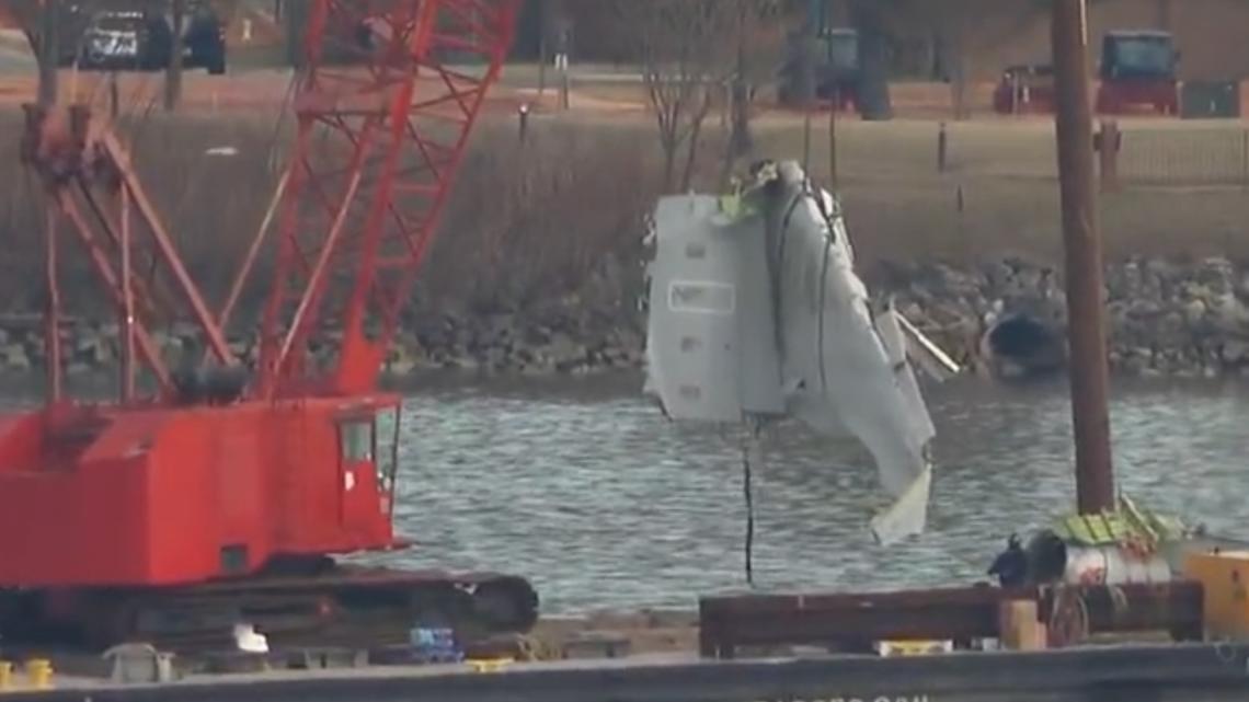 Crews remove wreckage from D.C. plane crash from Potomac River (Feb. 3 ...