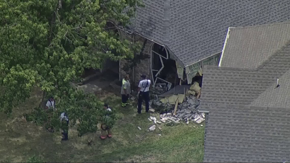Arlington Police: Driver crashes into home at 100 Crestview | wfaa.com