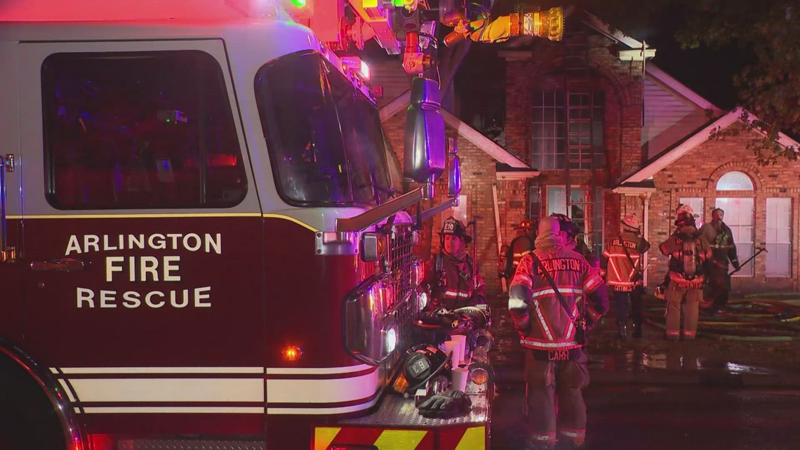 Fire crews battle large blaze in Arlington, authorities say | wfaa.com