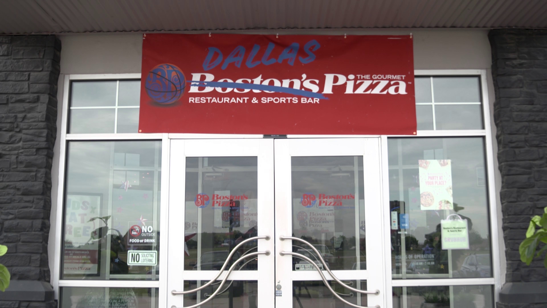 The Boston brand isn’t entirely erased from “Dallas Pizza” though (there's still a Larry Bird jersey hanging from the wall.)