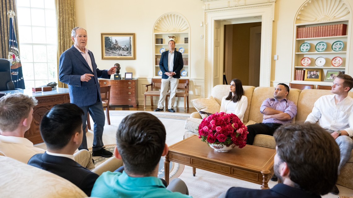 George W. Bush Surprises SMU Students | Wfaa.com