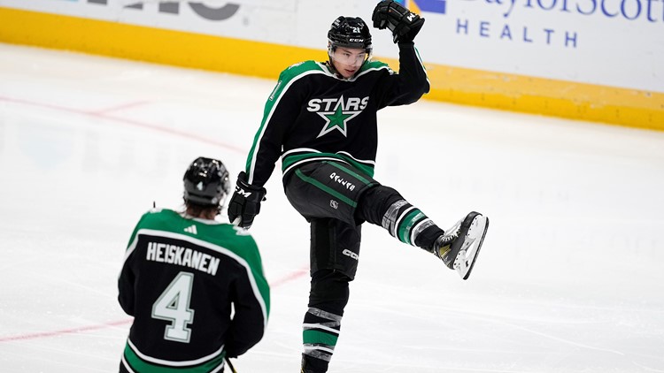 Stars' Robertson has hat trick, extends points streak to 17