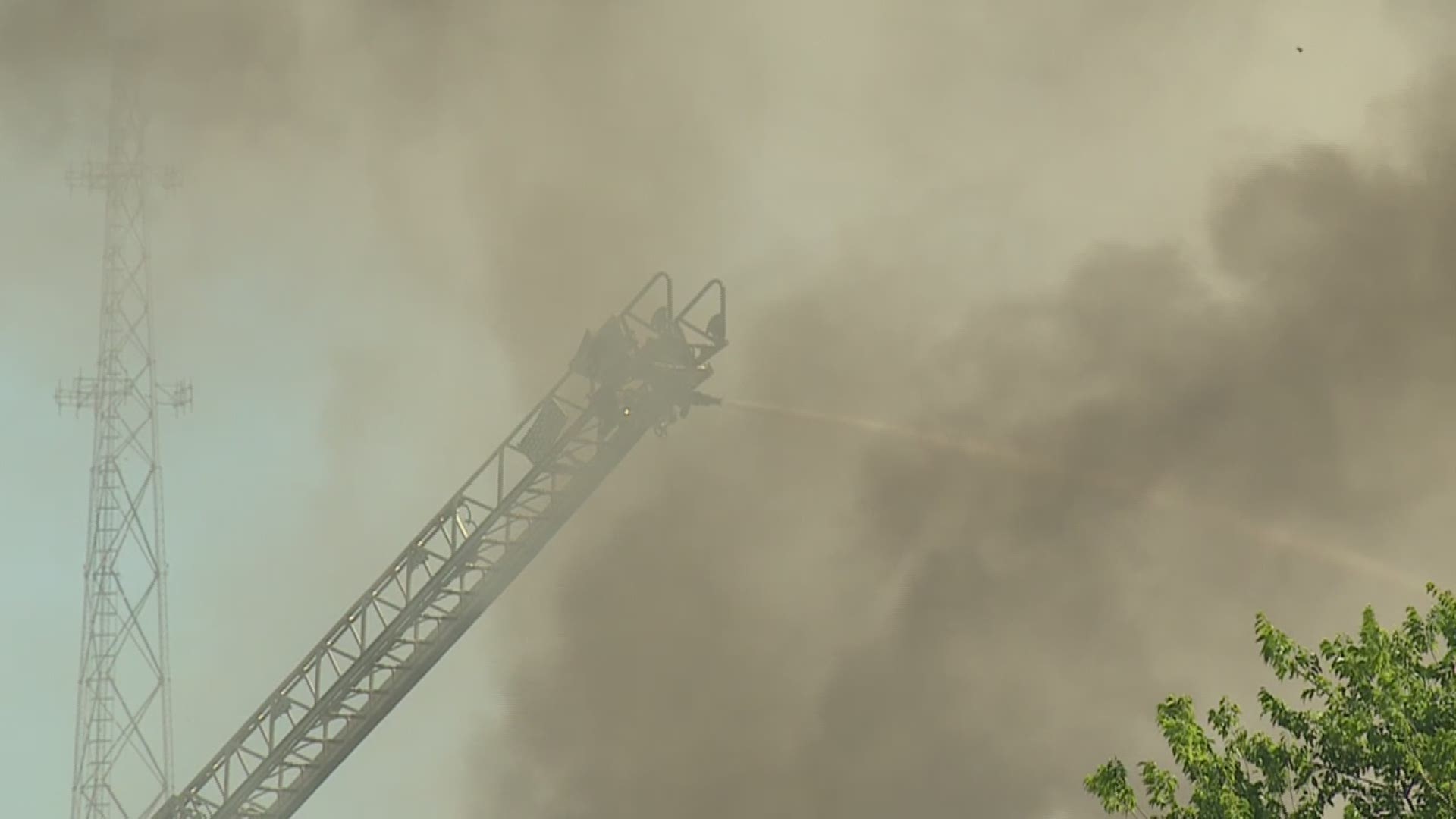 RAW VIDEO: Firefighters battle 4-alarm warehouse fire in Dallas