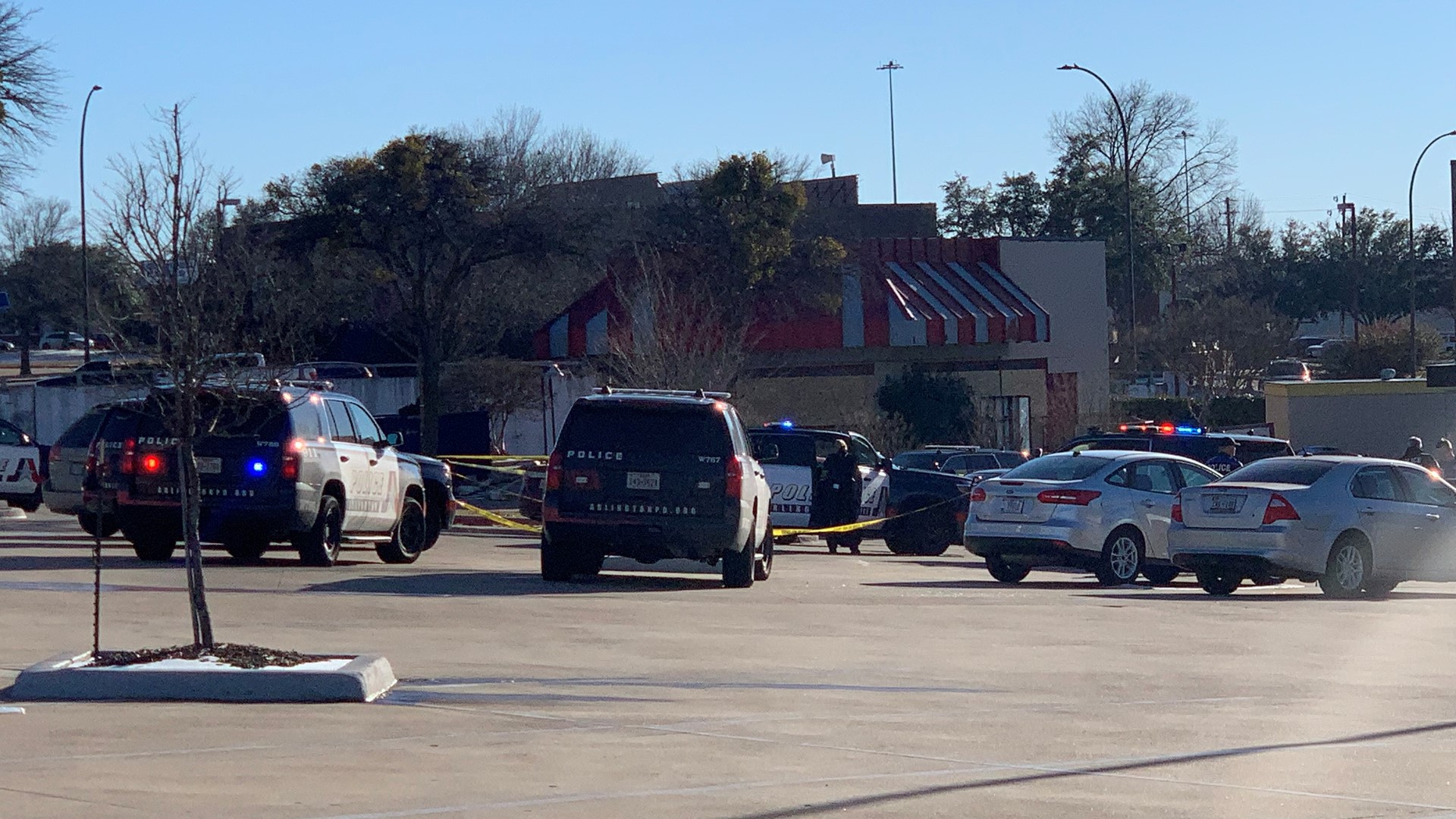 Arlington shooting 1 dead, 1 injured in shopping center area