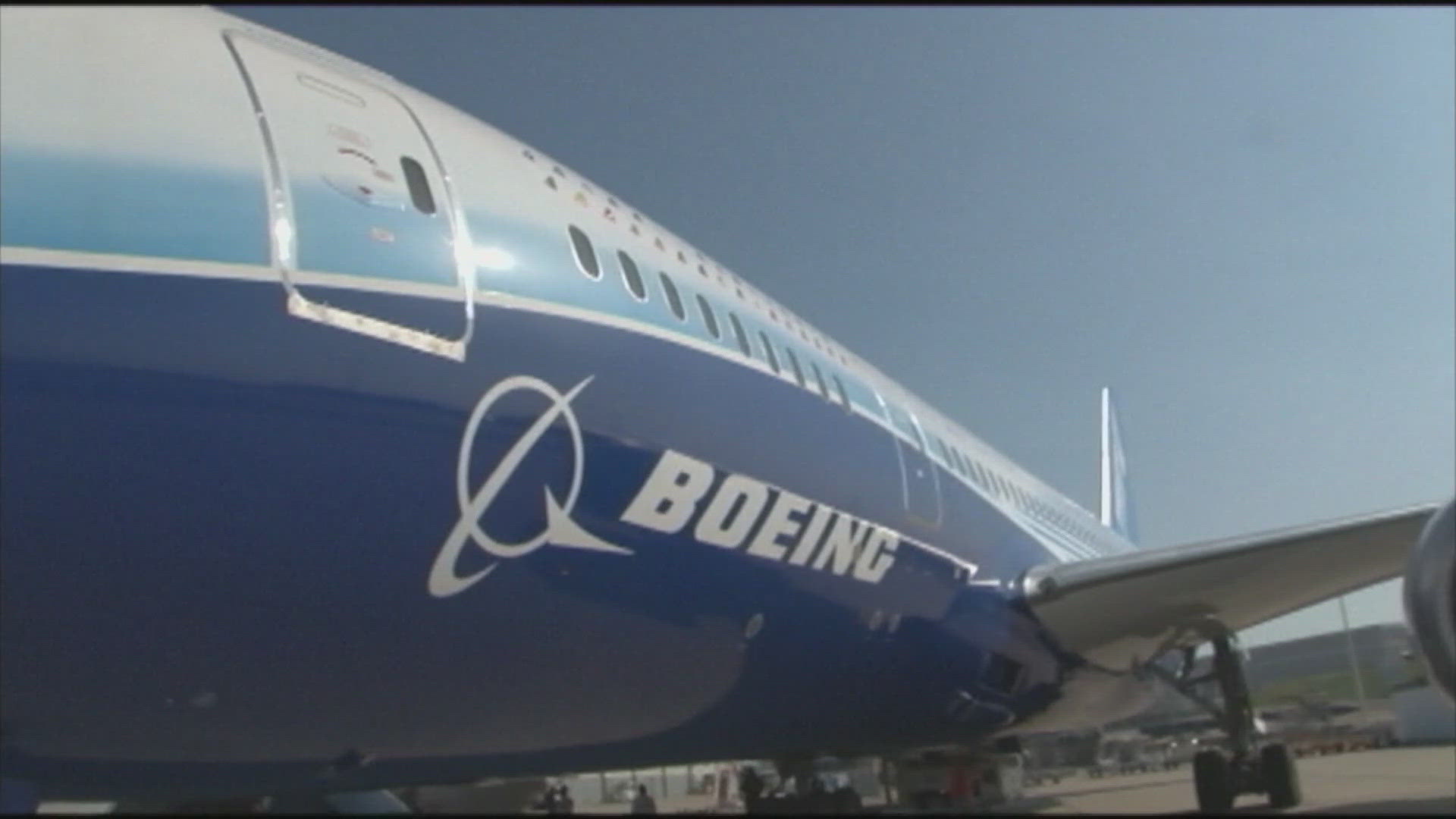 They say engineering issues with Boeing's 787 Dreamliners could cause the planes to break apart after decades of use.