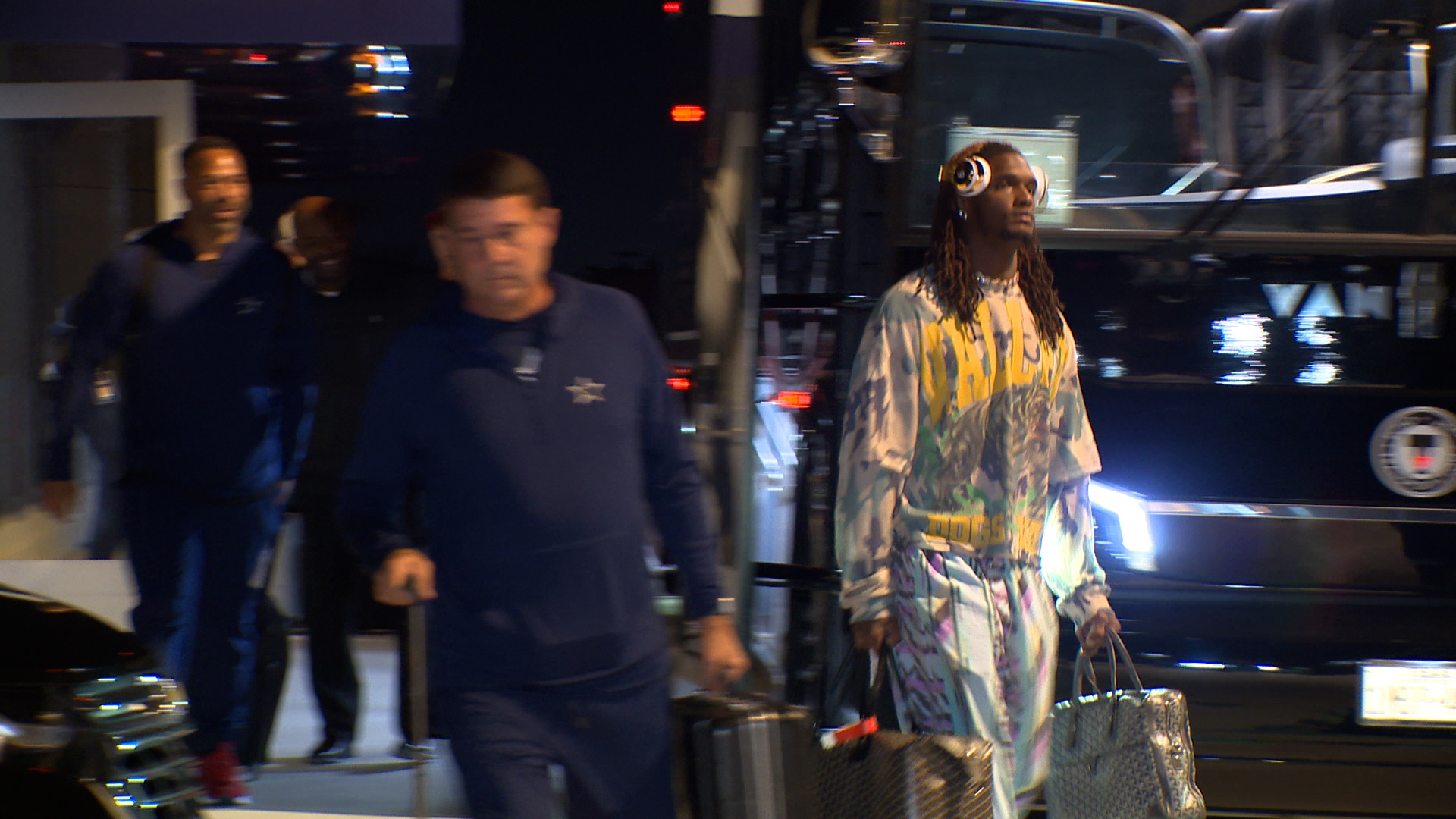 The Dallas Cowboys arrived back at DFW Airport on Sunday night after their big win against the Cleveland Browns.