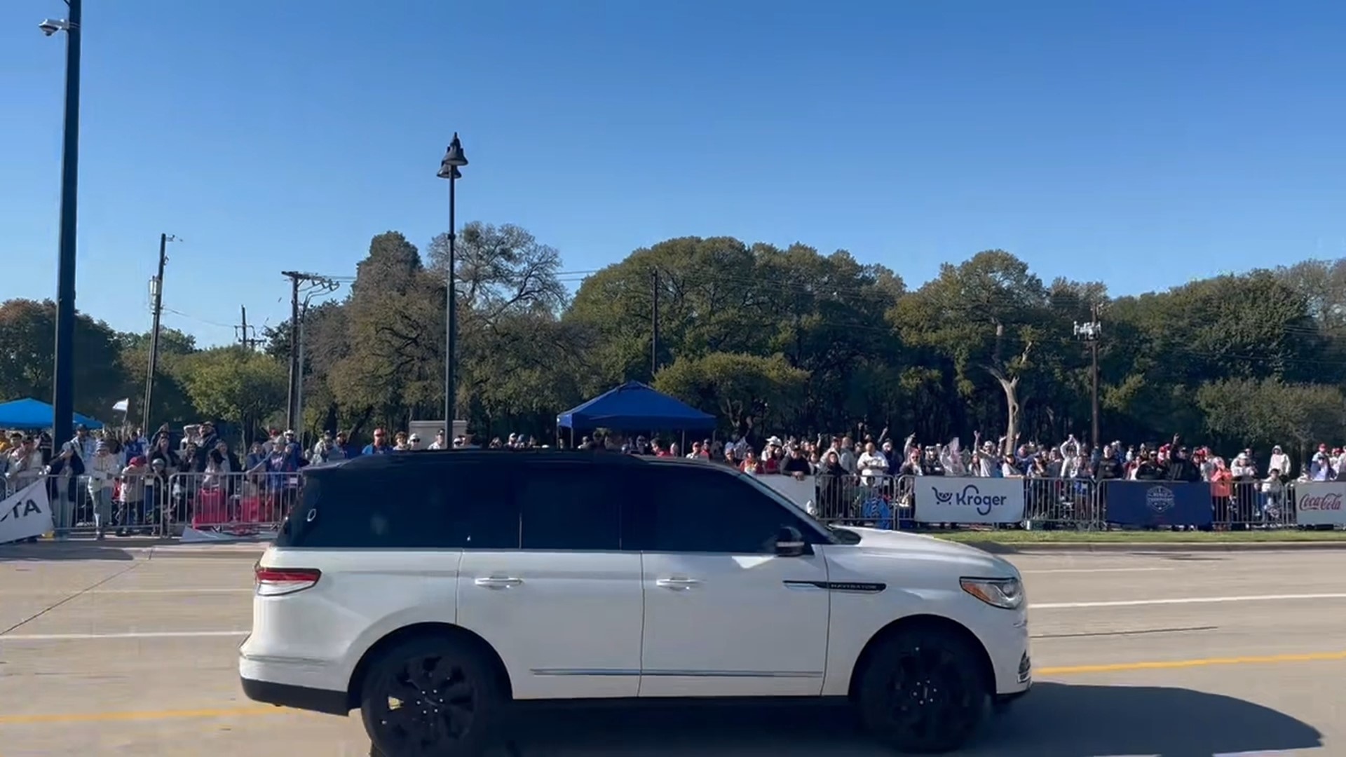 Watch as Rangers Jacob deGrom arrives at the World Series parade in Arlington.