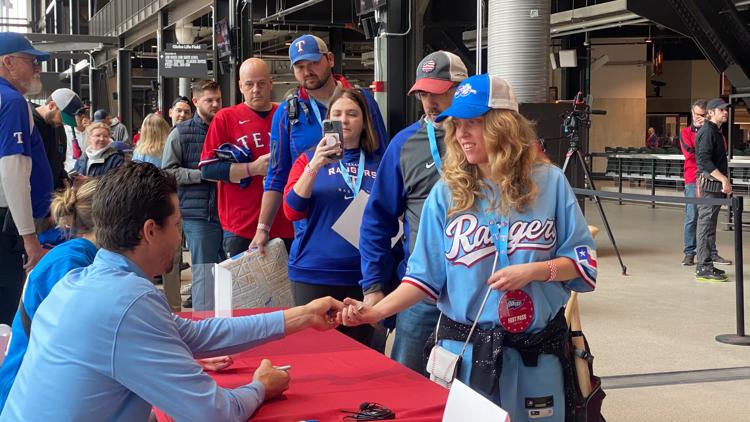 Texas Rangers pitcher Jacob deGrom signs autographs at 2023 Fan Fest