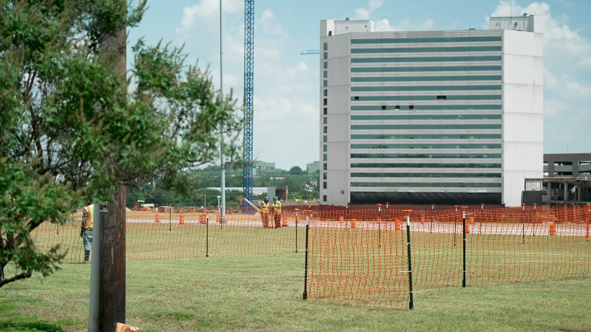 wfaa.com - Scoop Jefferson - Demolition crews prepare to bring down Arlington's old Sheraton Hotel with dynamite