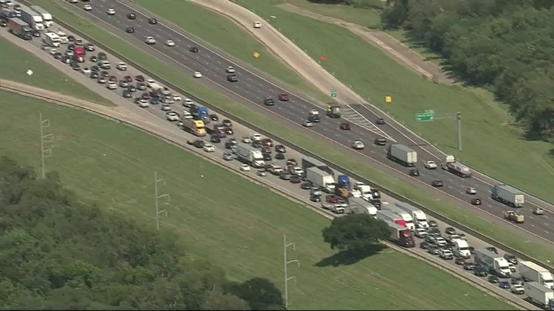 Off-duty officer injured in crash involving tractor-trailer in Hutchins