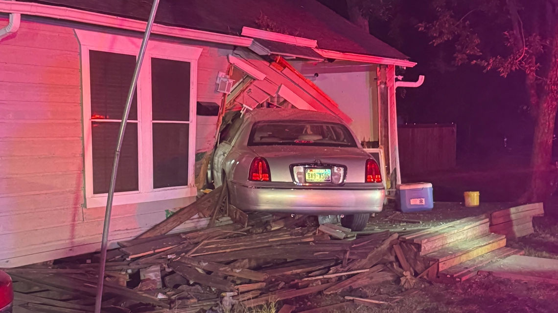 Mesquite woman narrowly escapes car crash into her home | wfaa.com