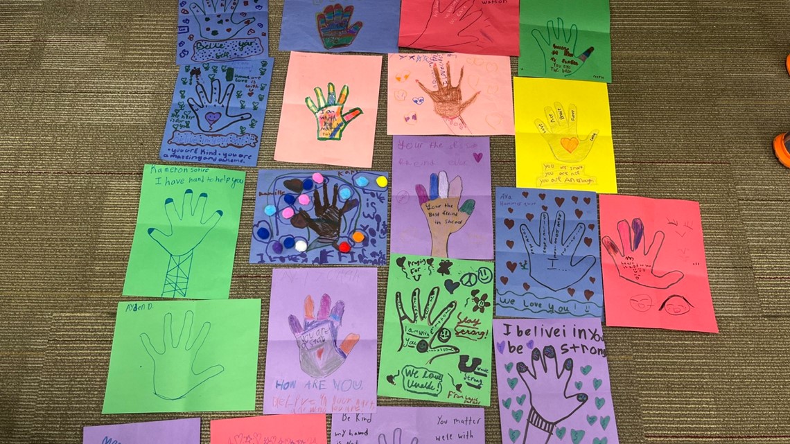 Texas school shooting: Dallas ISD students make cards for Uvalde - Vimarsana News
