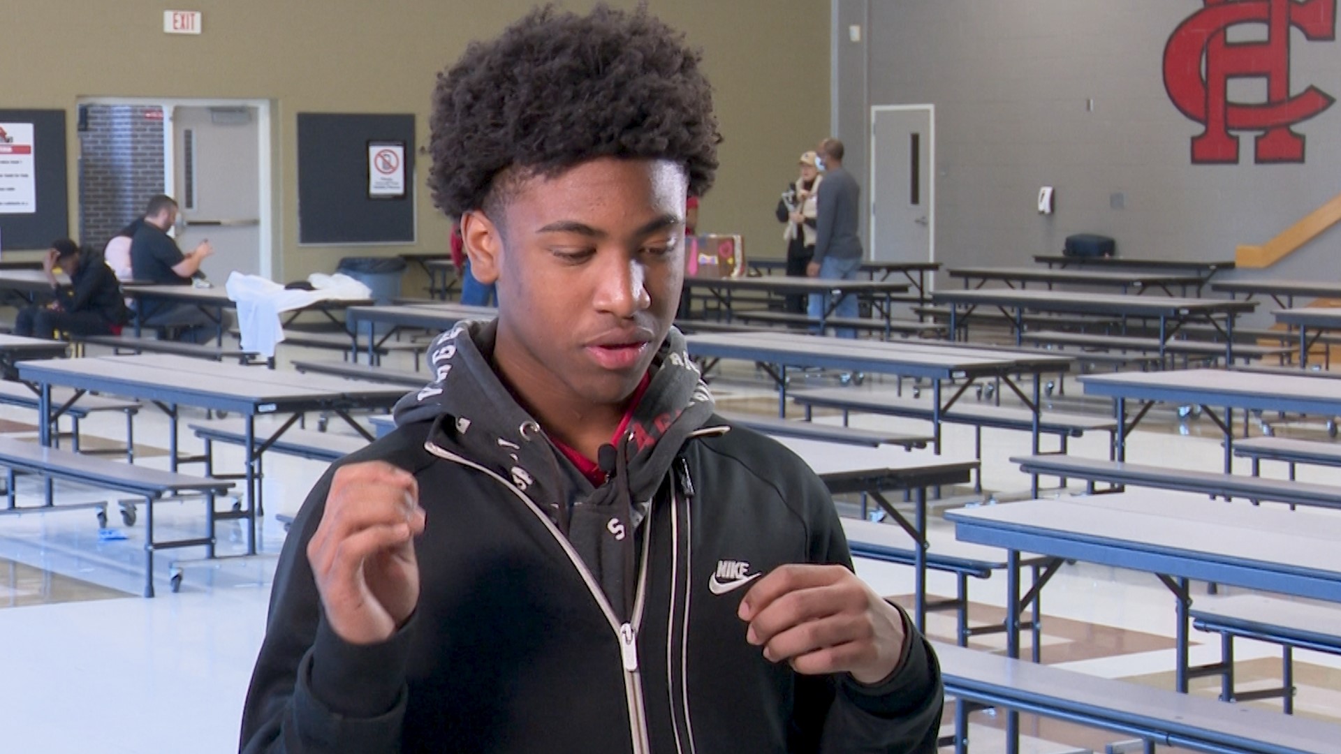 North Texas man volunteers to help students learn to tie a tie | wfaa.com