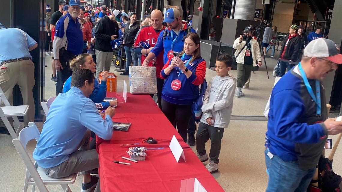 Rangers pitcher deGrom signs autographs at fan fest