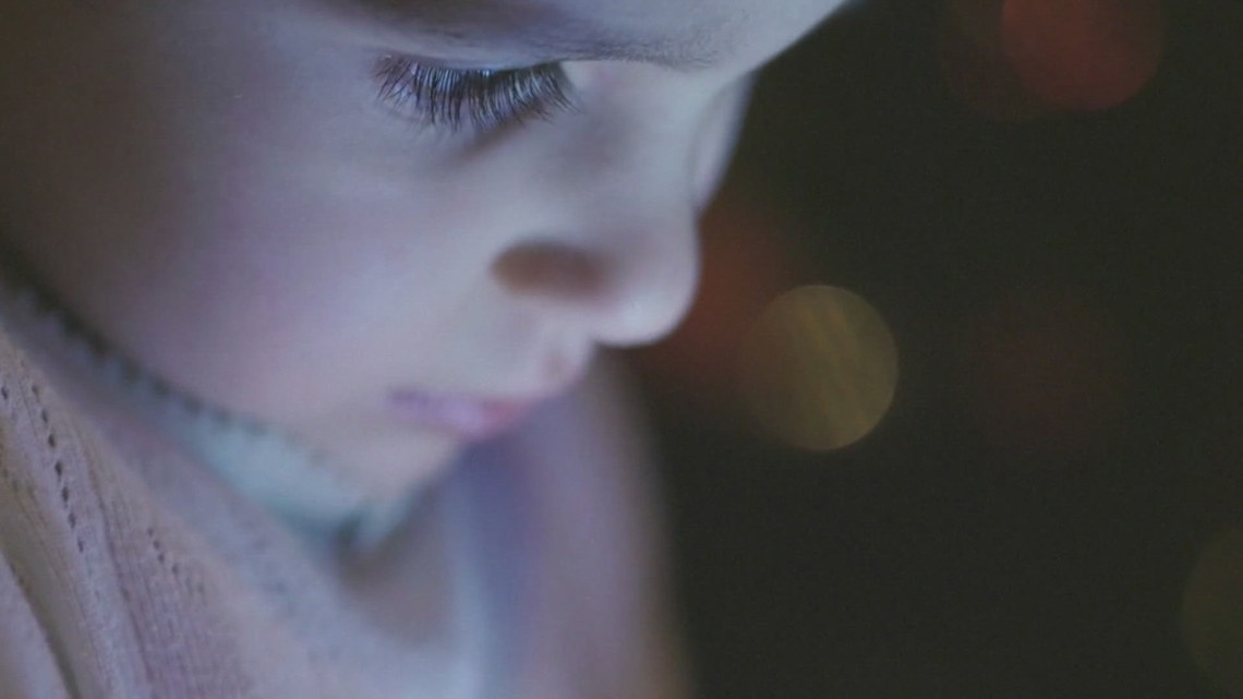 Kids should stay off electronic devices before bed, study finds | wfaa.com