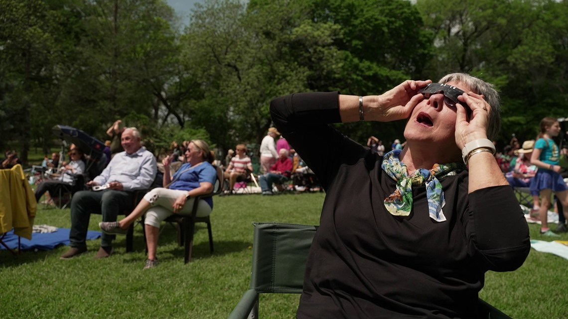 Fort Worth Botanic Garden hosts thousands for eclipse - Vimarsana News