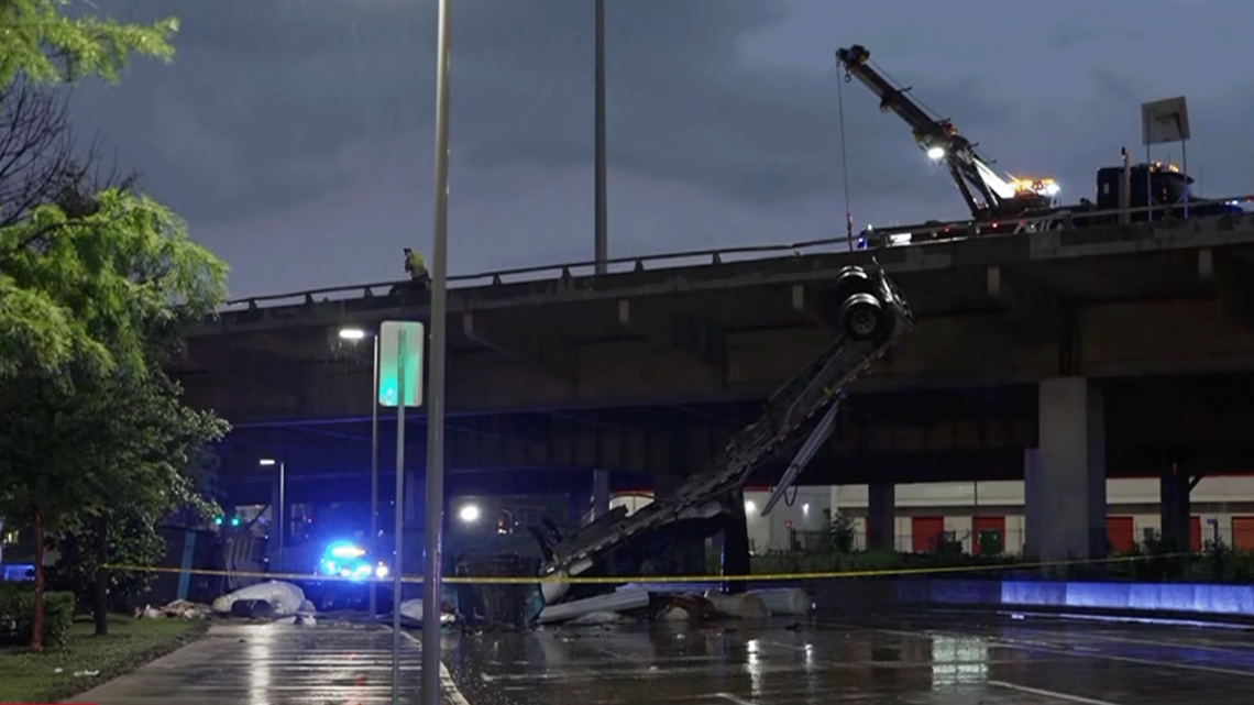 Dallas, Texas crash on I-345 near downtown: 18-wheeler on bridge – WFAA.com