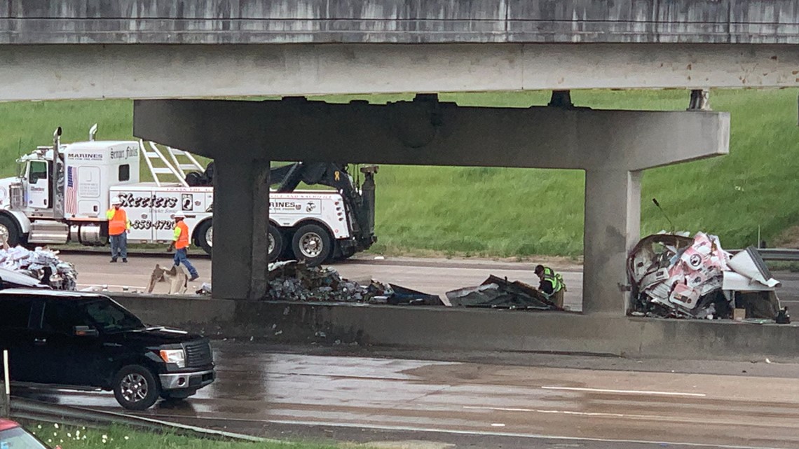 Jackknifed 18-wheeler closes northbound lanes of Interstate 45 in southern  Dallas