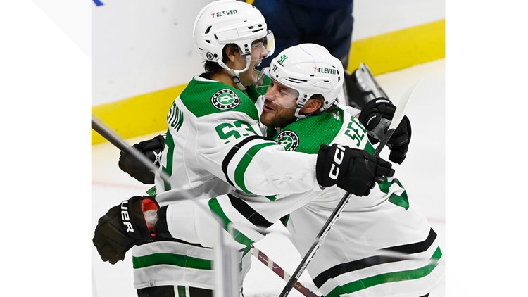 Two accolades in one night | Dallas Stars rookie receives heartwarming cheers after scoring in NHL debut